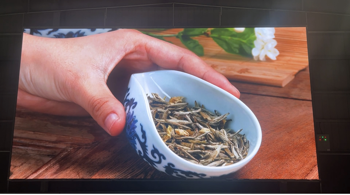 湖北通山縣培訓(xùn)學(xué)校室內(nèi)全彩P2.5安裝完畢   尺寸:8.96X4.64   像素點:3584X1856