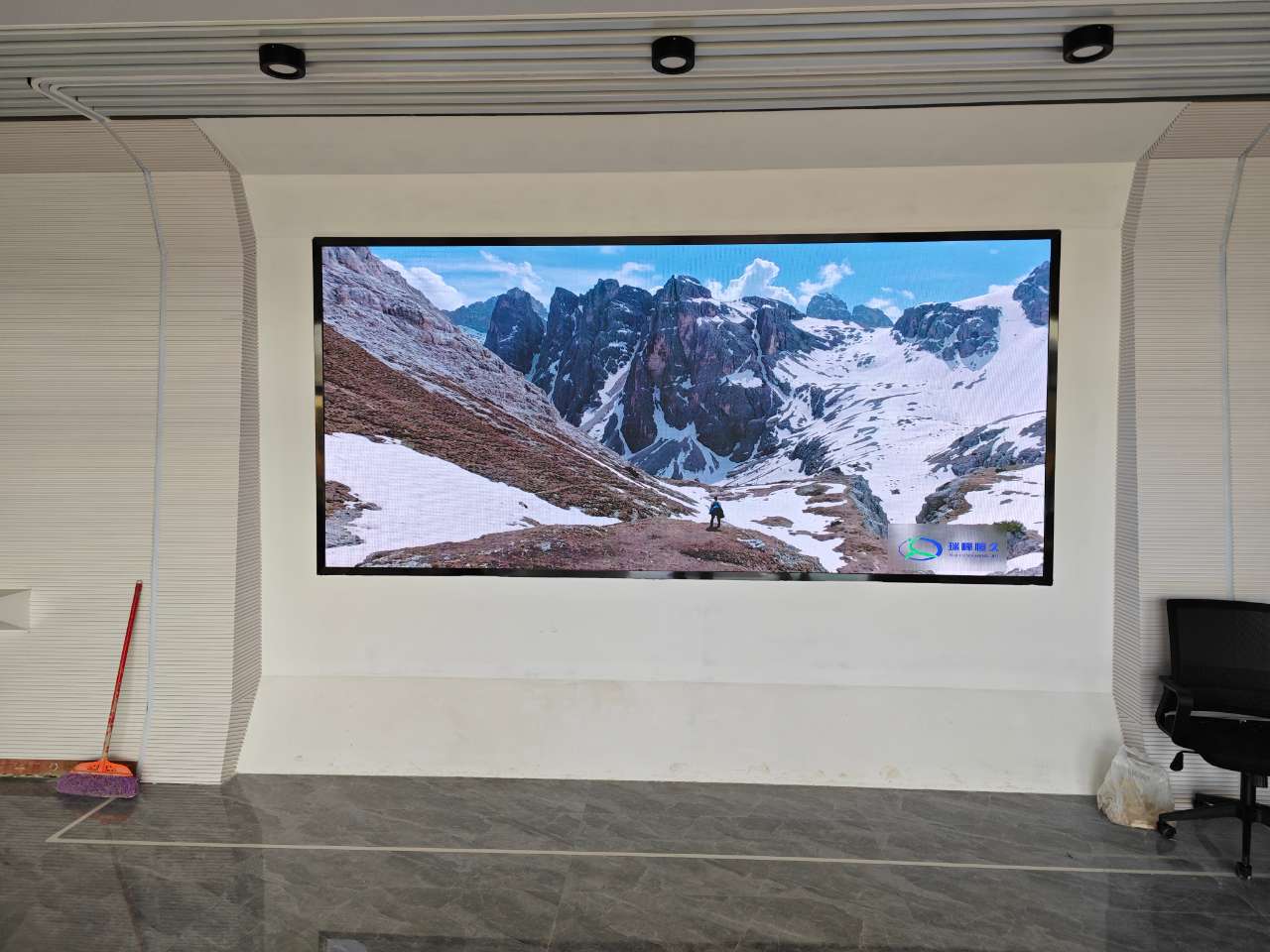 湖北軍山供電所室內全彩P2.0安裝完成   尺寸：3.52*1.6  像素點：1760*800