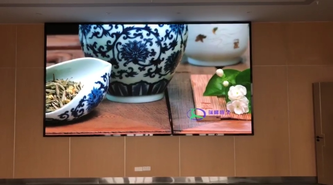 湖北大冶中醫(yī)院室內(nèi)全彩P1.8會(huì)議室大屏安裝調(diào)試完畢    尺寸：4.48*2.4   像素點(diǎn)：2408*1290
